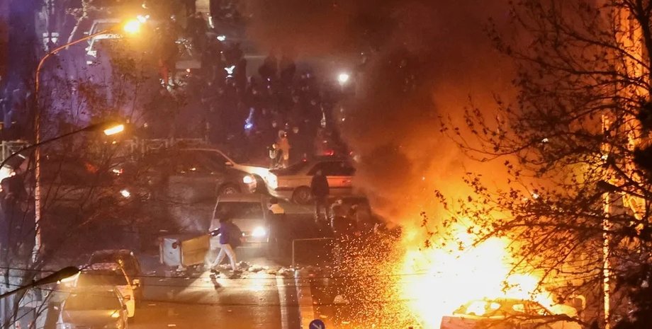 иран протесты горящие авто