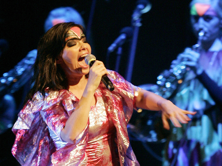 Доходы от песни Бьорк и Росалии пошли на суды против рыбоводческих ферм