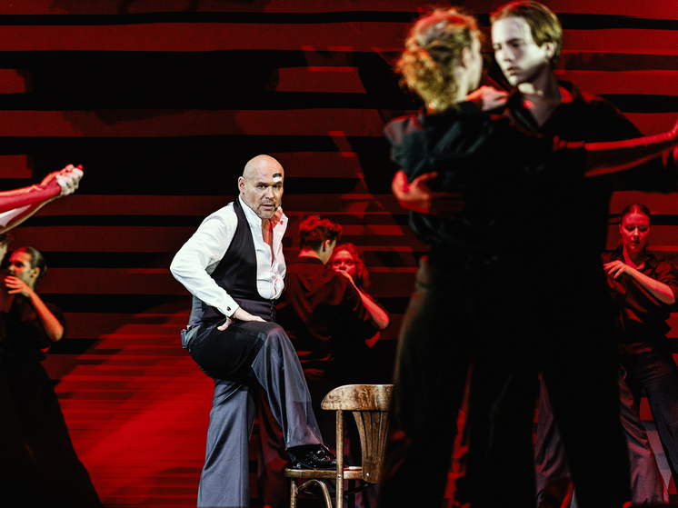 В юбилейном спектакле Максим Аверин вдохнул новую жизнь в культовую композицию Высоцкого «Бокал»