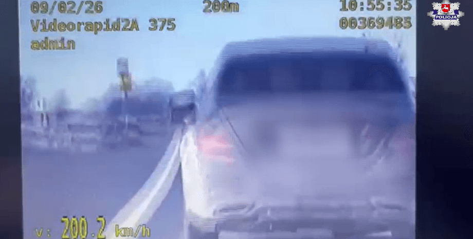 Автомобиль Мерседес на трассе в Польше