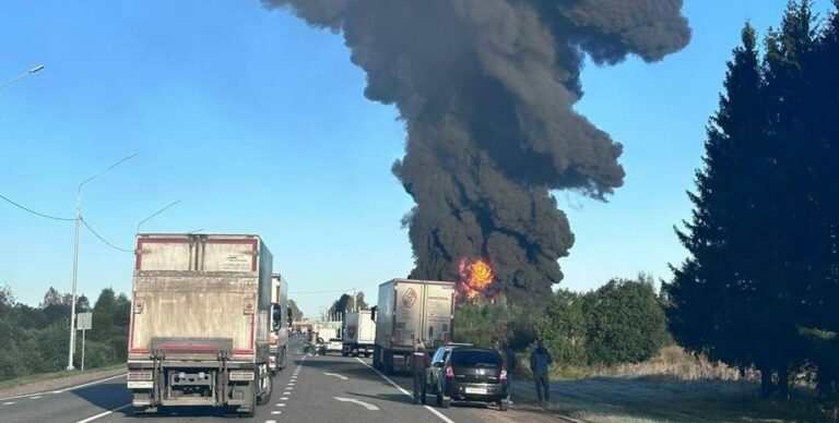 avarija-v-smolenskoj-oblasti-rf-s-relsov-soshli-18-vagonov-s-benzinom-rossmi-video-d547b2c