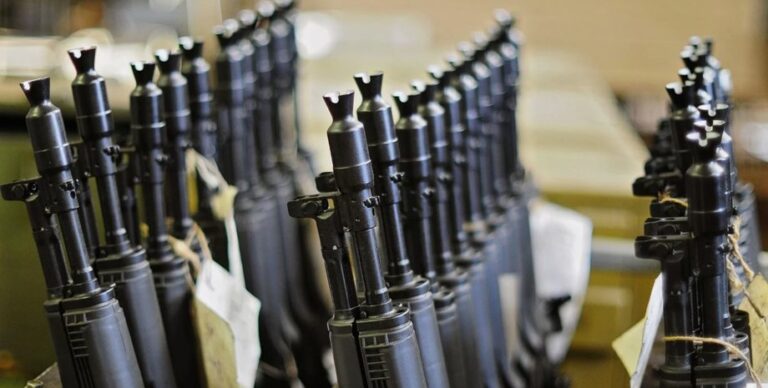 prjachut-vintovki-v-bochkah-s-neftju-rf-tenevym-flotom-postavljaet-oruzhie-italjanskoj-mafii-smi-caef49c