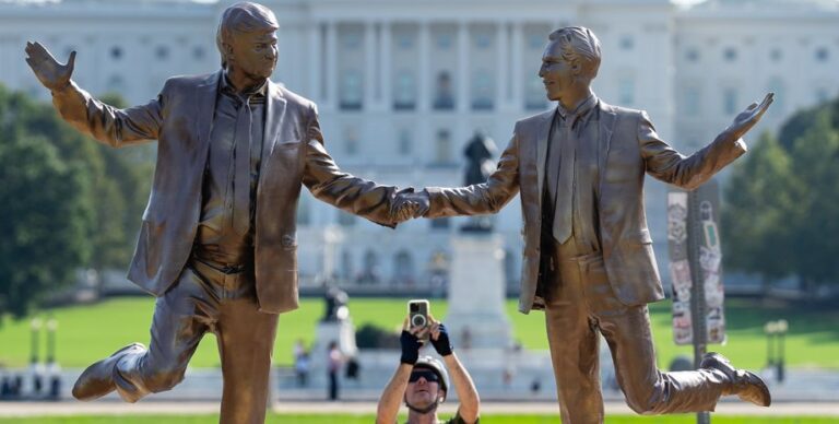 za-ruku-s-epshtejnom-pered-kapitoliem-pojavilas-novaja-statuja-trampa-video-9aced3c