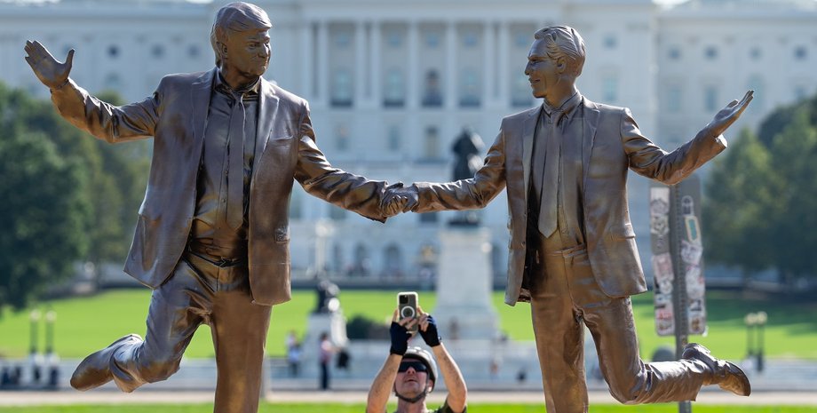 za-ruku-s-epshtejnom-pered-kapitoliem-pojavilas-novaja-statuja-trampa-video-9aced3c