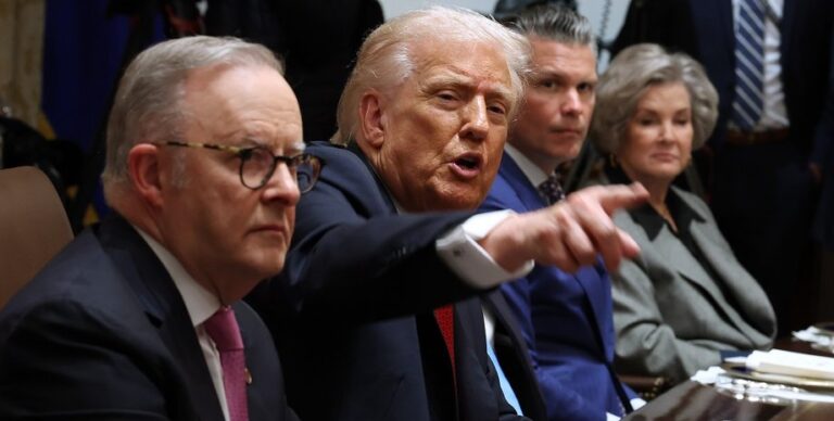 aj-jaj-jaj-tramp-otrugal-reportera-za-udar-po-zerkalu-rolik-stal-virusnym-video-f0f3171