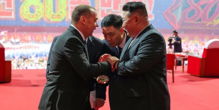 kim-chen-yn-ustroil-v-phenjane-prazdnik-russkogo-mira-i-pokazal-medvedevu-shou-e1c54a9