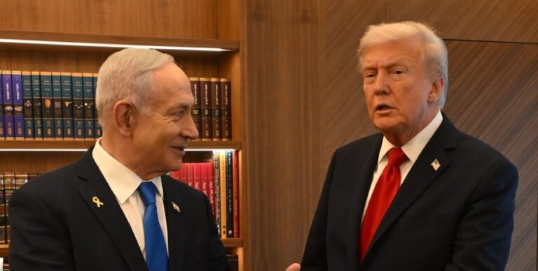 netanjahu-podaril-trampu-zolotogo-golubja-mira-foto-3a9172d