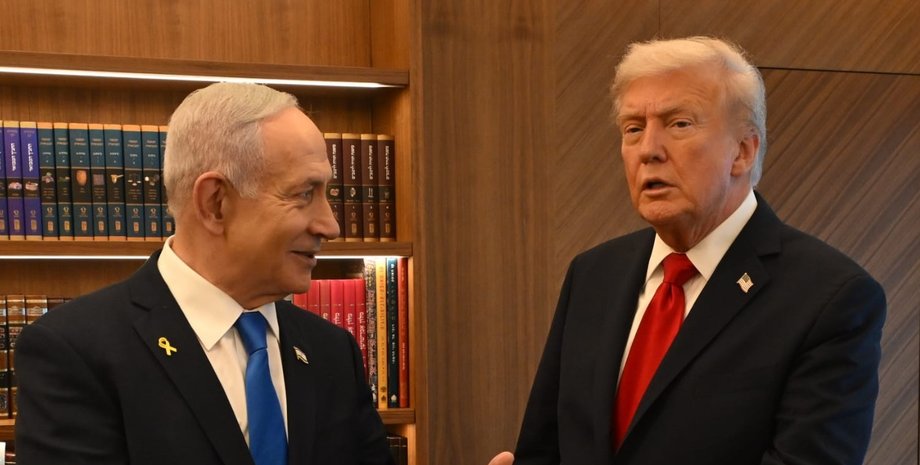 netanjahu-podaril-trampu-zolotogo-golubja-mira-foto-3a9172d