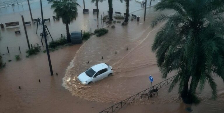 polnaja-katastrofa-izvestnyj-kurort-ibica-razrushaet-masshtabnyj-uragan-video-8eb249a