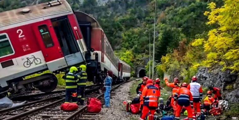 stolknulis-dva-poezda-v-slovakii-postradali-po-menshej-mere-20-chelovek-video-5e4c335
