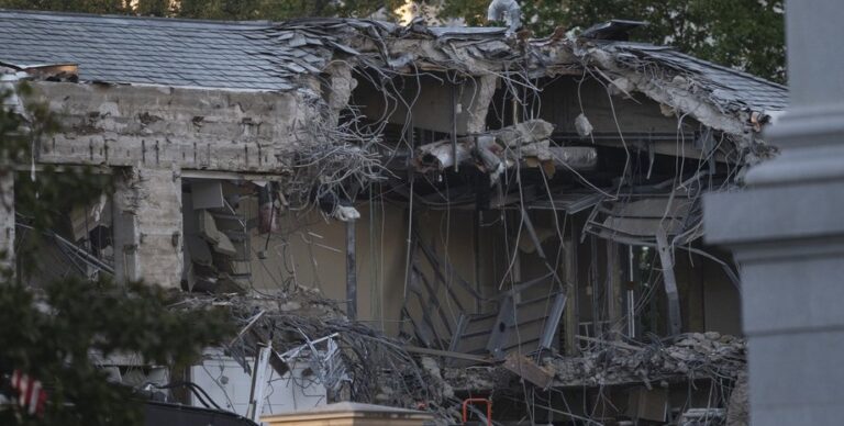 tramp-nachal-razrushat-chast-belogo-doma-dlja-chego-on-eto-delaet-foto-video-0ee277b