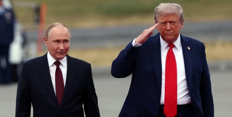 tramp-nedovolen-putinym-v-belom-dome-objasnili-pochemu-ssha-udarili-po-neftebiznesu-rf-video-d84e6de