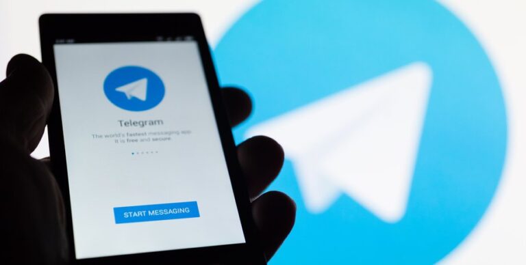 utechka-chata-molodyh-respublikancev-v-ssha-rasistskie-shutki-i-politicheskie-otstavki-d2e46a5