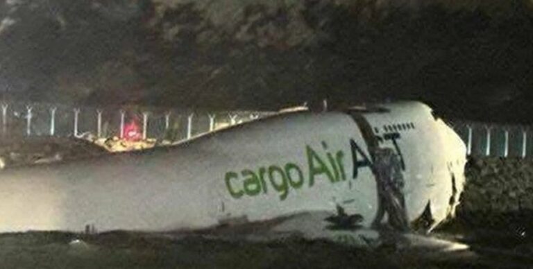 v-gonkonge-proizoshla-avarija-boeing-747-samolet-vletel-s-polosy-v-more-sbrosiv-avtomobil-est-pogibshie-faf698a