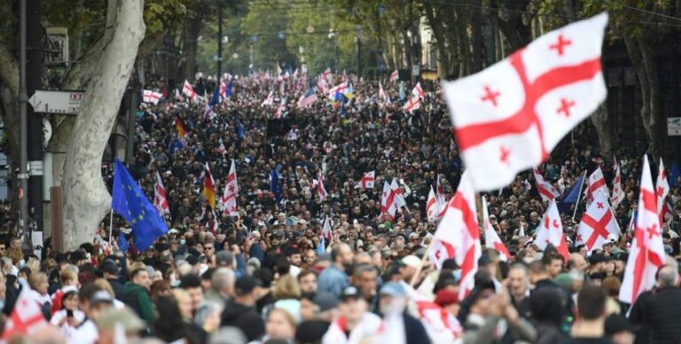 v-gruzii-vo-vremja-mestnyh-vyborov-vspyhnuli-masshtabnye-protesty-video-3afc752