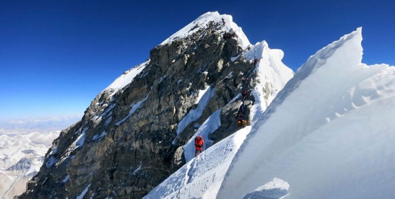 v-lovushke-everesta-burja-na-samoj-vysokoj-tochke-mira-plenit-1000-chelovek-uzhe-dva-dnja-foto-2693e47