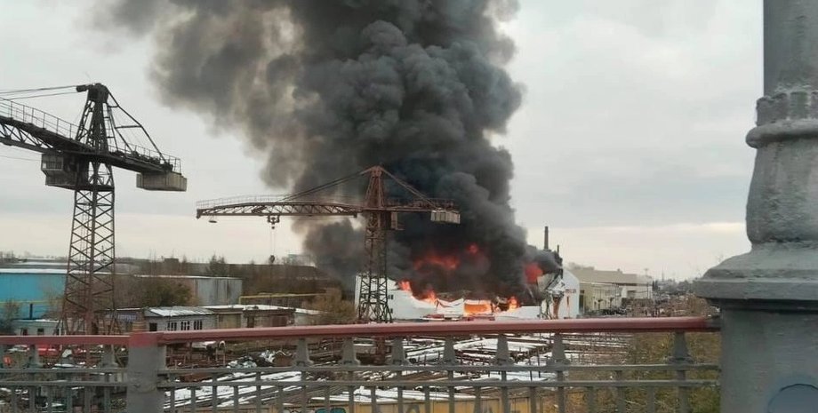 v-novosibirske-dotla-sgorel-sklad-zavoda-voennoj-elektroniki-i-mikroshem-video-f23d5fe