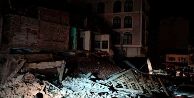 v-turcii-proizoshlo-moshhnoe-zemletrjasenie-tolchki-oshhutili-dazhe-v-stambule-foto-video-684f705