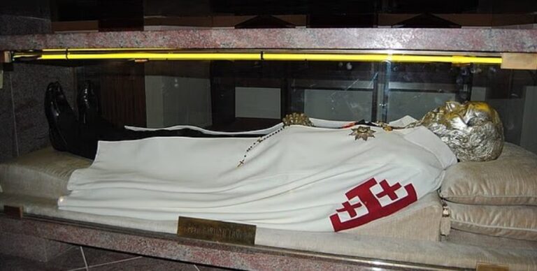 vatikan-kanoniziroval-prichastnogo-k-satanizmu-svjashhennika-papa-provozglasil-novyh-svjatyh-v-rime-foto-dbfc77b