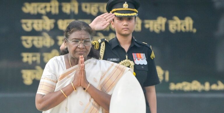 vertolet-prezidenta-indii-zastrjal-v-betone-posle-prizemlenija-video-9d8a5b1