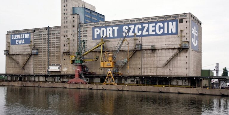 vozle-gazoprovoda-v-polskom-shhecine-zametili-rossijskoe-sudno-tusk-otreagiroval-55c54f1