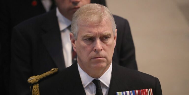 charlz-iii-lishil-princa-endrju-korolevskih-privilegij-i-prikazal-pokinut-royal-lodge-reuters-45b8aaf