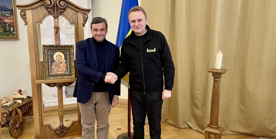 italjanskij-politik-raskritikovavshij-rossijanku-zaharovu-nabil-sebe-tatuirovku-s-gerbom-ukrainy-foto-abd5d62