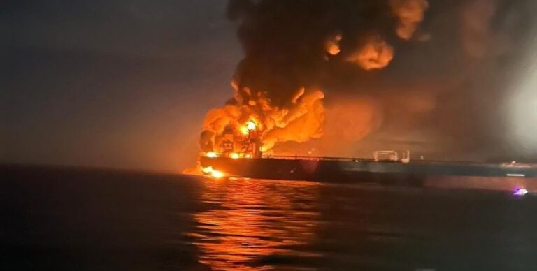 mogli-podorvatsja-na-mine-v-chernom-more-gorjat-tankery-iz-tenevogo-flota-rf-video-bccf4d8