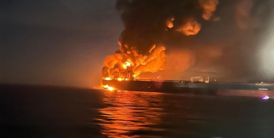 mogli-podorvatsja-na-mine-v-chernom-more-gorjat-tankery-iz-tenevogo-flota-rf-video-bccf4d8