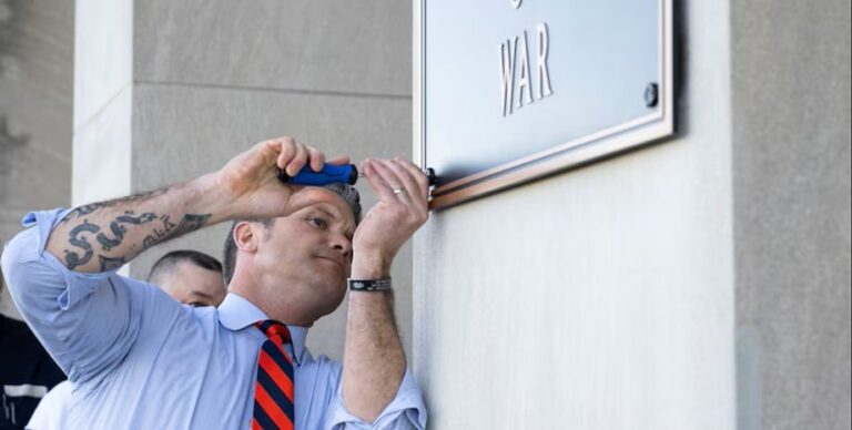 oficialno-ministerstvo-vojny-pit-hegset-lichno-zamenil-tablichki-v-pentagone-video-045129d