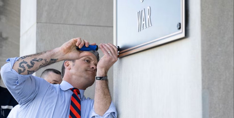 oficialno-ministerstvo-vojny-pit-hegset-lichno-zamenil-tablichki-v-pentagone-video-045129d