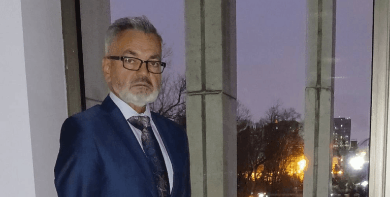 rossijane-napali-na-posla-polshi-v-sankt-peterburge-aktivisty-nesli-antiukrainskie-plakaty-3ae0c3d