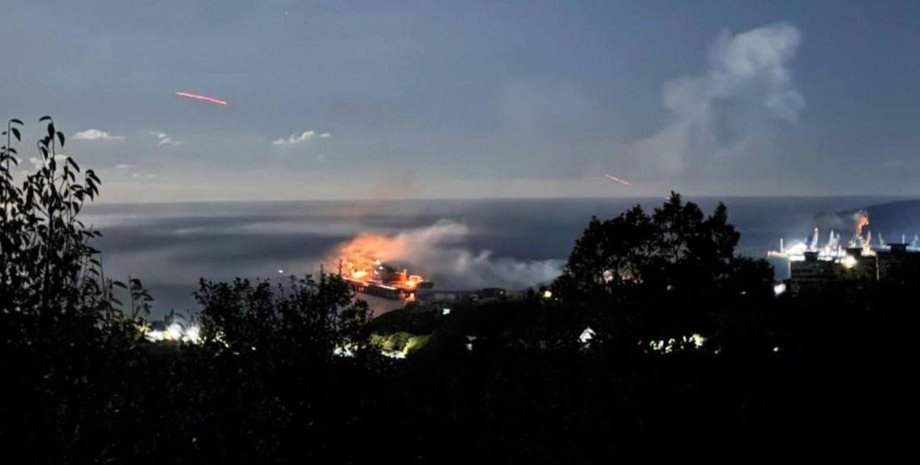 rossijskij-port-tuapse-prekratil-eksport-topliva-posle-ataki-dronov-a-npz-ostanovilsja-76d903e