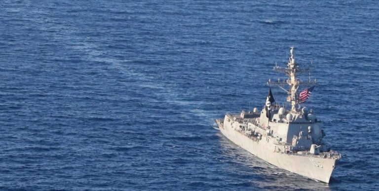 sankcii-ne-na-bumage-esminec-ssha-otognal-rossijskij-tanker-ot-venesuely-fde42c6