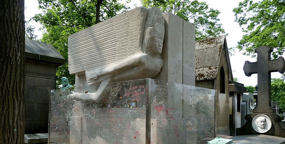 shans-upokoitsja-rjadom-s-morrisonom-i-emilem-zolja-v-parizhe-startovala-originalnaja-lotereja-7a48f90