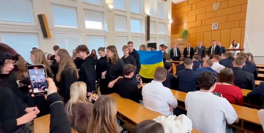 shkolniki-unizili-roberta-fico-posle-ego-slov-ob-ukraine-video-15b2598