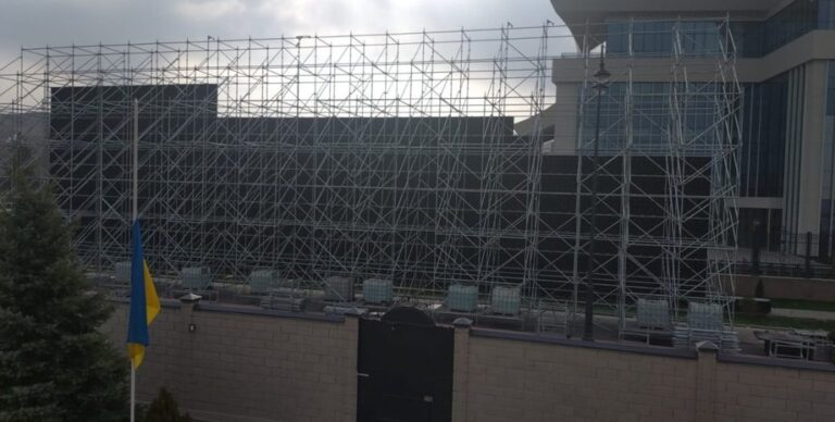 v-kyrgyzstane-vo-vremja-vizita-putina-posolstvo-ukrainy-sprjatali-za-ekranom-video-c46528a