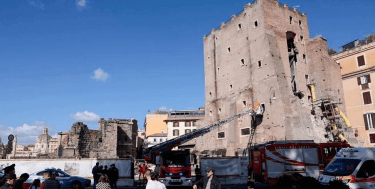 v-rime-obrushilas-srednevekovaja-bashnja-pod-zavalami-okazalis-ljudi-video-159f569