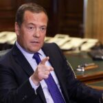 pokazal-belomu-domu-srednij-palec-medvedev-vozmutilsja-iz-za-zajavlenija-zelenskogo-o-referendume-1249144