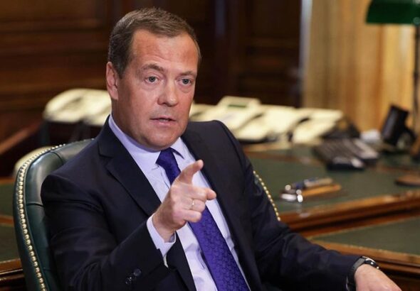 pokazal-belomu-domu-srednij-palec-medvedev-vozmutilsja-iz-za-zajavlenija-zelenskogo-o-referendume-1249144