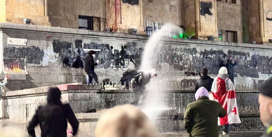 protesty-v-gruzii-razgonjali-s-pomoshhju-himoruzhija-vremen-pervoj-mirovoj-vvs-video-fd30b44