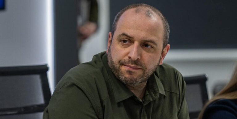 umerov-provodil-tajnye-vstrechi-s-glavoj-fbr-kogda-letal-na-peregovory-v-majami-wp-293d93b