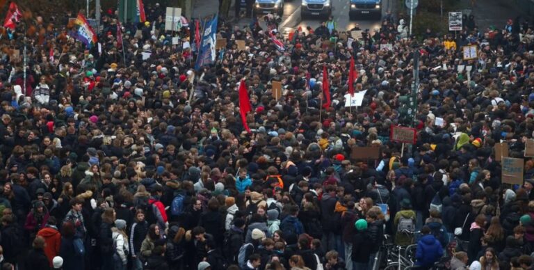 vojna-ne-daet-budushhego-v-germanii-molodezh-massovo-vystupila-protiv-reformy-prizyva-foto-db0fe1b