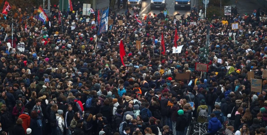 vojna-ne-daet-budushhego-v-germanii-molodezh-massovo-vystupila-protiv-reformy-prizyva-foto-db0fe1b