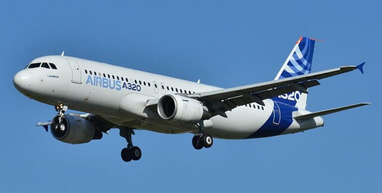 zagadochnaja-avarija-samoleta-v-ssha-vyzvala-massovuju-otmenu-poletov-airbus-nazvana-teorija-pochemu-eto-proizoshlo-9e18aac