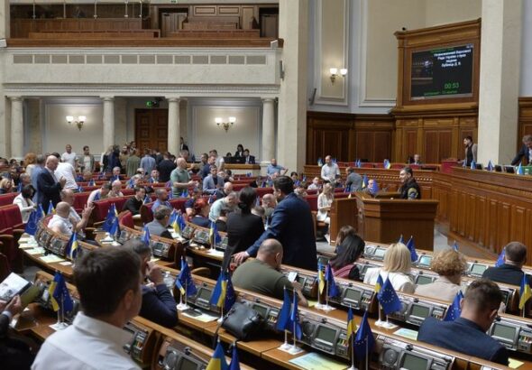 krizis-v-rade-okolo-40-deputatov-slugi-naroda-gotovy-slozhit-mandaty-motovilovec-560d6c0