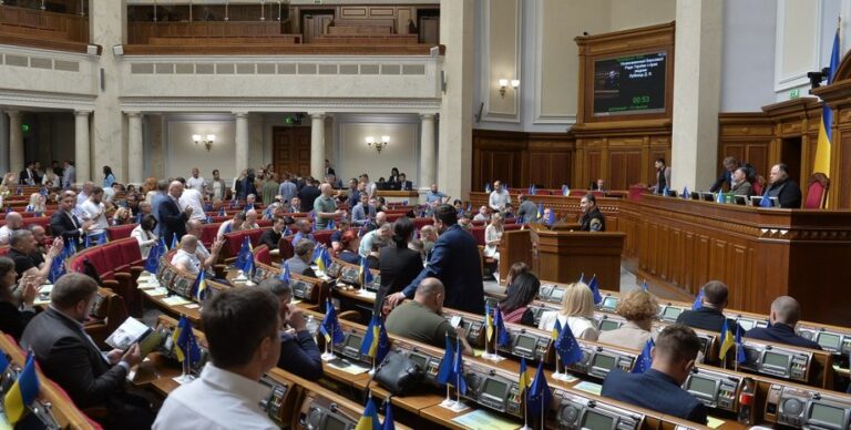 krizis-v-rade-okolo-40-deputatov-slugi-naroda-gotovy-slozhit-mandaty-motovilovec-560d6c0