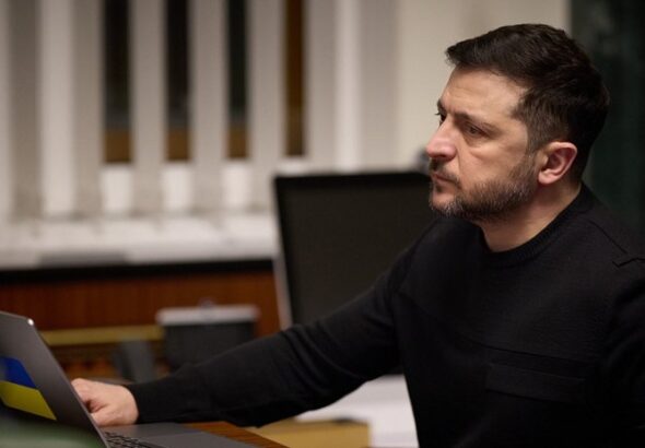 oni-ne-pobezhdajut-a-my-ne-proigryvaem-zelenskij-objasnil-pochemu-ne-otdast-donbass-video-15d5772