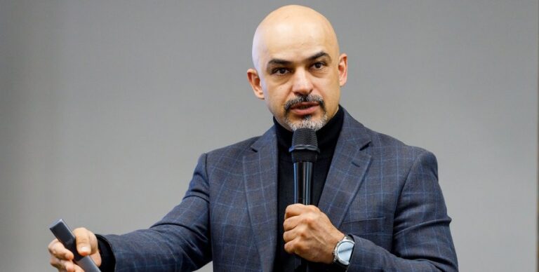 prosto-zabolel-nardep-objasnil-zachem-mustafu-najema-iskala-policija-9a117b5