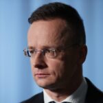 zvonit-posle-zakrytyh-zasedanij-soveta-es-sijjarto-priznal-chto-reguljarno-kontaktiruet-s-lavrovym-347cb86